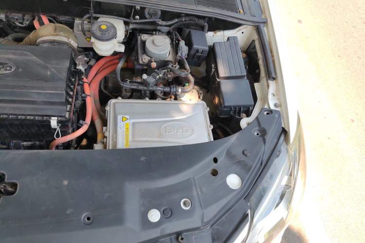 Used BYD Tang New Energy 2015 2.0T Four-Wheel-Drive Flagship Model Engine Bay Left