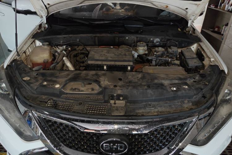 Used BYD Tang New Energy 2015 2.0T Four-Wheel-Drive Flagship Model Engine Bay
