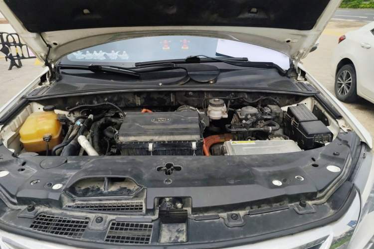 Used BYD Tang New Energy 2015 2.0T Four-Wheel-Drive Flagship Model Engine Bay