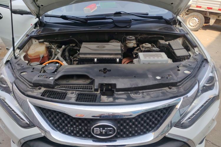 Used BYD Tang New Energy 2015 2.0T Four-Wheel-Drive Flagship Model Engine Bay