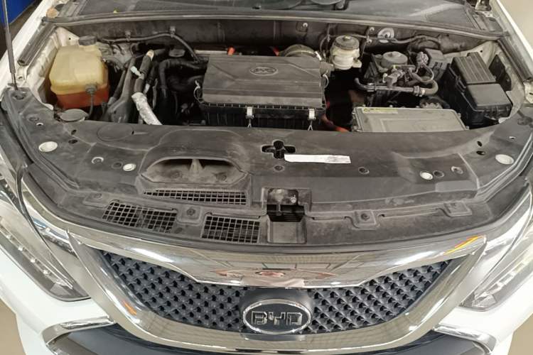 Used BYD Tang New Energy 2015 2.0T Four-Wheel-Drive Flagship Model Engine Bay