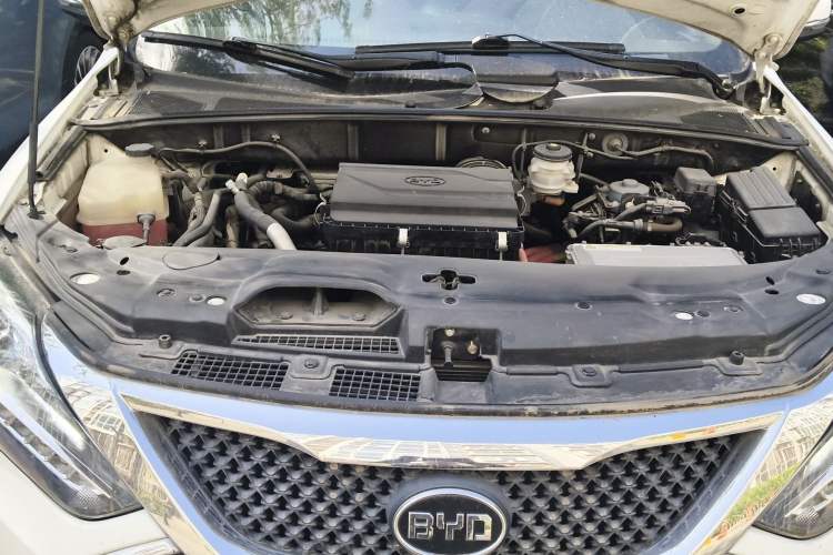 Used BYD Tang New Energy 2015 2.0T Four-Wheel-Drive Flagship Model Engine Bay