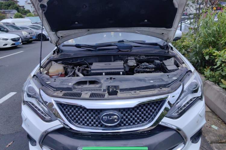 Used BYD Tang New Energy 2015 2.0T Four-Wheel-Drive Flagship Model Engine Bay