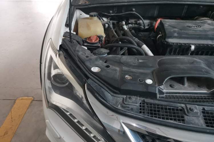 Used BYD Tang New Energy 2015 2.0T Four-Wheel-Drive Flagship Model Engine Bay Right