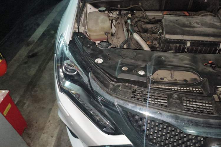 Used BYD Tang New Energy 2015 2.0T Four-Wheel-Drive Flagship Model Engine Bay Right