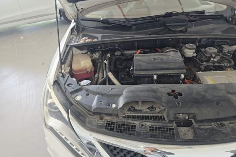 Used BYD Tang New Energy 2015 2.0T Four-Wheel-Drive Flagship Model Engine Bay Right