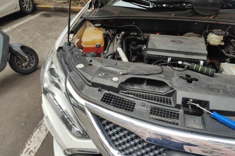 Used BYD Tang New Energy 2015 2.0T Four-Wheel-Drive Flagship Model Engine Bay Right