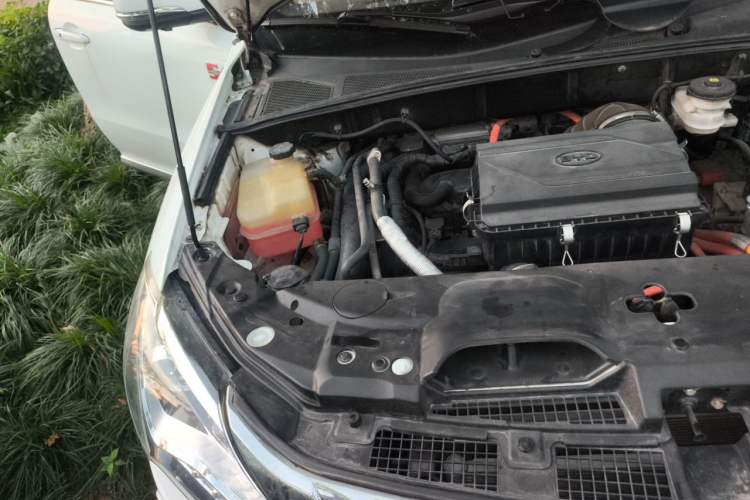 Used BYD Tang New Energy 2015 2.0T Four-Wheel-Drive Flagship Model Engine Bay Right