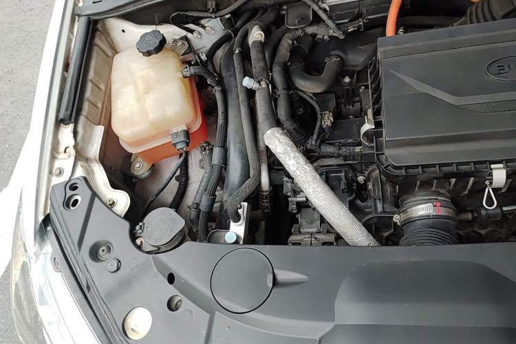 Used BYD Tang New Energy 2015 2.0T Four-Wheel-Drive Flagship Model Engine Bay Right