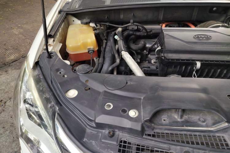 Used BYD Tang New Energy 2015 2.0T Four-Wheel-Drive Flagship Model Engine Bay Right