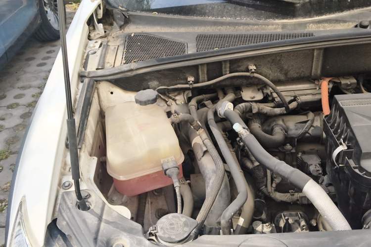 Used BYD Tang New Energy 2015 2.0T Four-Wheel-Drive Flagship Model Engine Bay Right