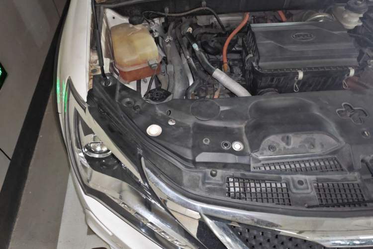 Used BYD Tang New Energy 2015 2.0T Four-Wheel-Drive Flagship Model Engine Bay Right