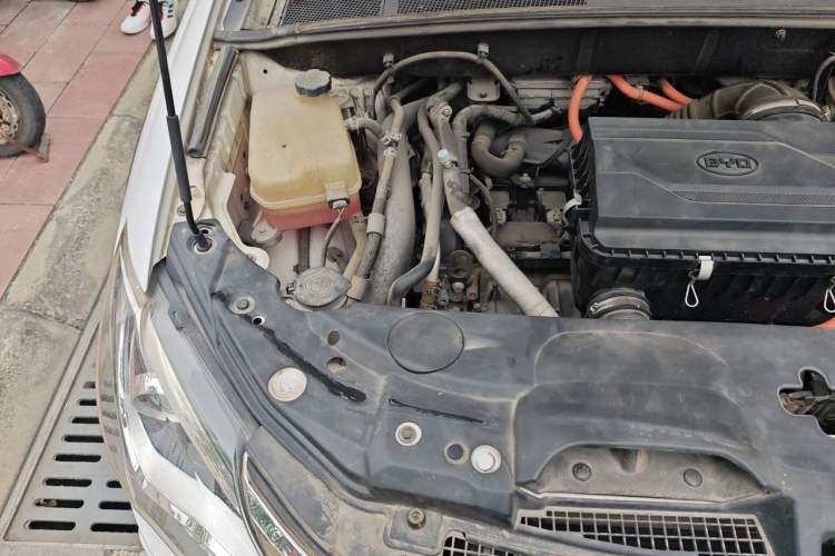 Used BYD Tang New Energy 2015 2.0T Four-Wheel-Drive Flagship Model Engine Bay Right