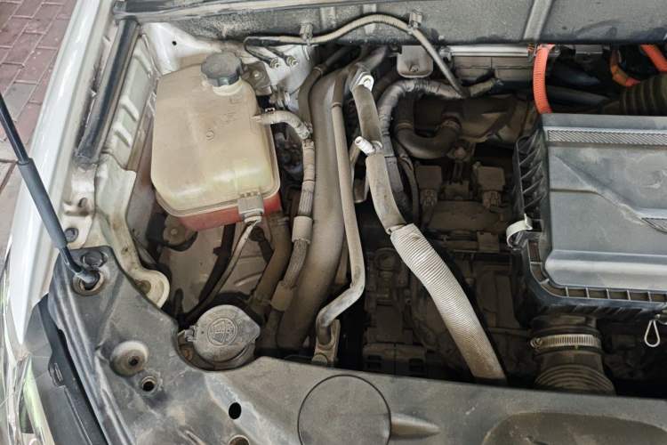 Used BYD Tang New Energy 2015 2.0T Four-Wheel-Drive Flagship Model Engine Bay Right