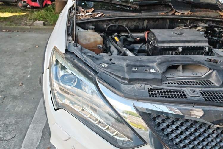 Used BYD Tang New Energy 2015 2.0T Four-Wheel-Drive Flagship Model Engine Bay Right
