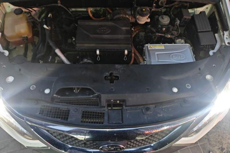 Used BYD Tang New Energy 2015 2.0T Four-Wheel-Drive Flagship Model Engine Bay