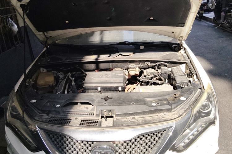 Used BYD Tang New Energy 2015 2.0T Four-Wheel-Drive Flagship Model Engine Bay
