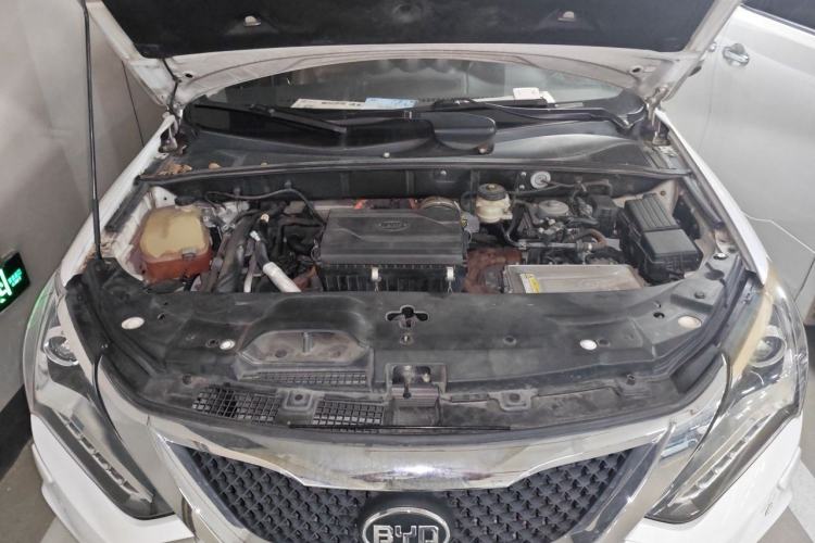 Used BYD Tang New Energy 2015 2.0T Four-Wheel-Drive Flagship Model Engine Bay