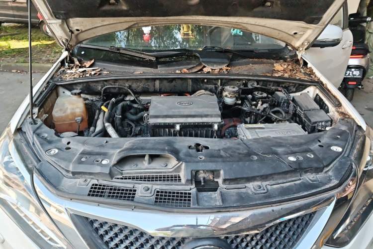 Used BYD Tang New Energy 2015 2.0T Four-Wheel-Drive Flagship Model Engine Bay