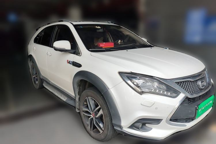 Used BYD Tang New Energy 2015 2.0T Four-Wheel-Drive Flagship Model Front Right 45 Deg