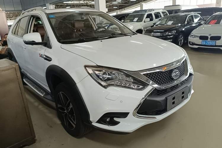 Used BYD Tang New Energy 2015 2.0T Four-Wheel-Drive Flagship Model Front Right 45 Deg