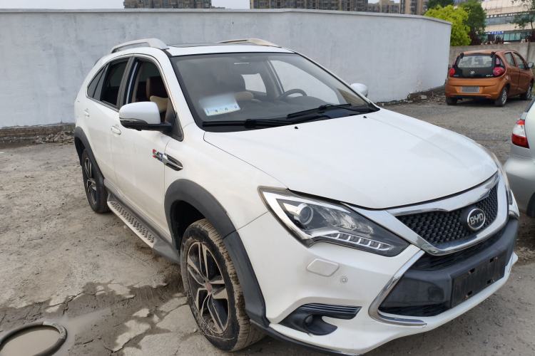 Used BYD Tang New Energy 2015 2.0T Four-Wheel-Drive Flagship Model Front Right 45 Deg