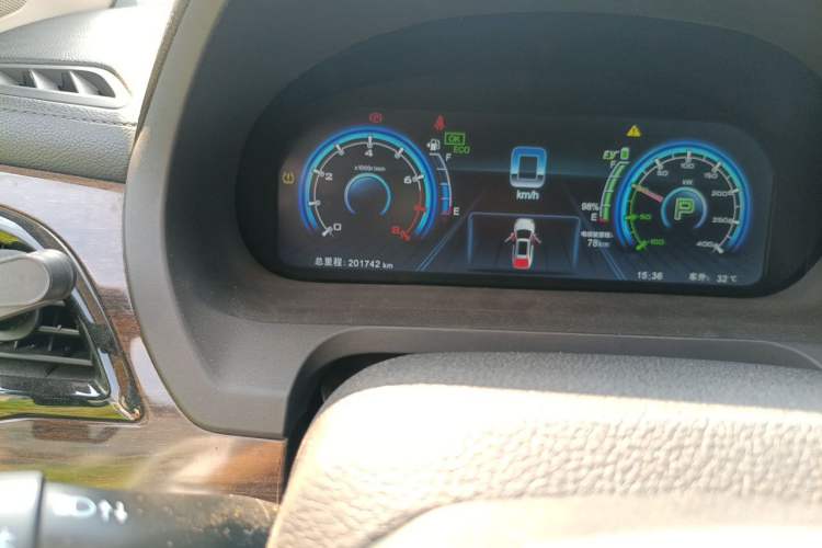 Used BYD Tang New Energy 2015 2.0T Four-Wheel-Drive Flagship Model Odometer Close Up