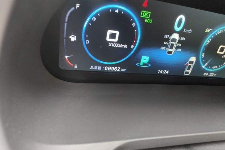 Used BYD Tang New Energy 2015 2.0T Four-Wheel-Drive Flagship Model Odometer Close Up