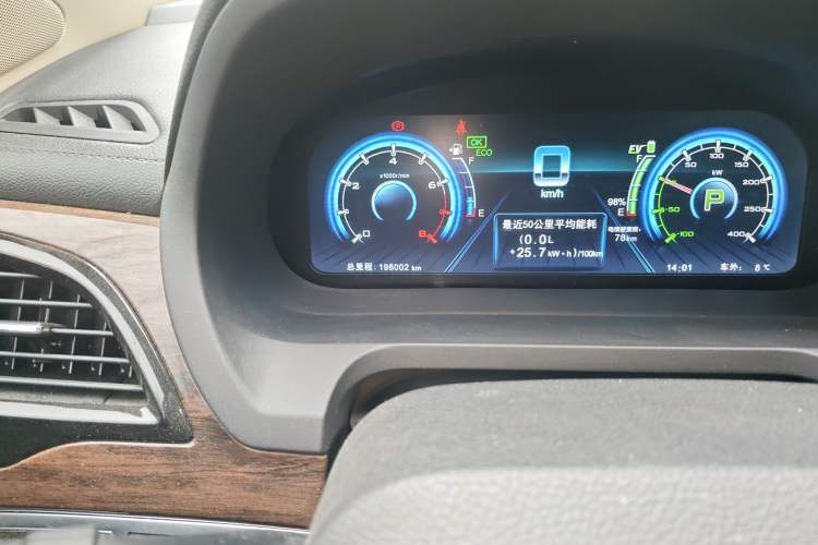 Used BYD Tang New Energy 2015 2.0T Four-Wheel-Drive Flagship Model Odometer Close Up