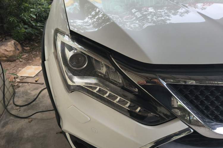 Used BYD Tang New Energy 2015 2.0T Four-Wheel-Drive Flagship Model Right Front Headlight
