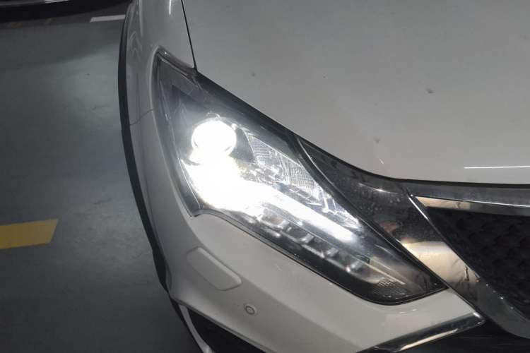 Used BYD Tang New Energy 2015 2.0T Four-Wheel-Drive Flagship Model Right Front Headlight