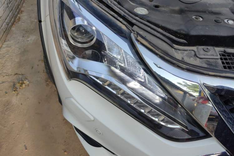 Used BYD Tang New Energy 2015 2.0T Four-Wheel-Drive Flagship Model Right Front Headlight
