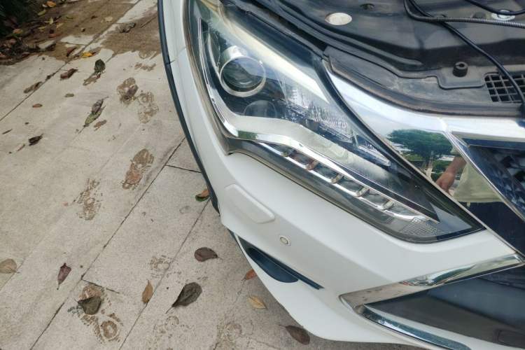 Used BYD Tang New Energy 2015 2.0T Four-Wheel-Drive Flagship Model Right Front Headlight