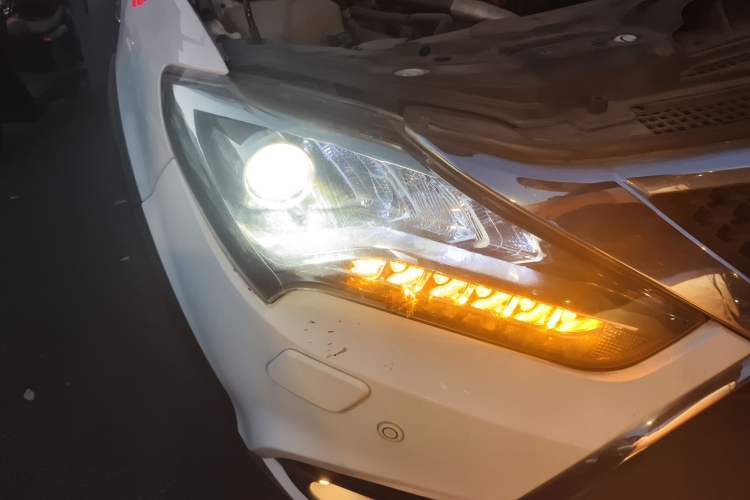 Used BYD Tang New Energy 2015 2.0T Four-Wheel-Drive Flagship Model Right Front Headlight