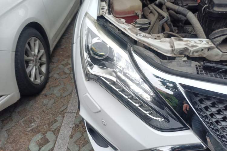 Used BYD Tang New Energy 2015 2.0T Four-Wheel-Drive Flagship Model Right Front Headlight
