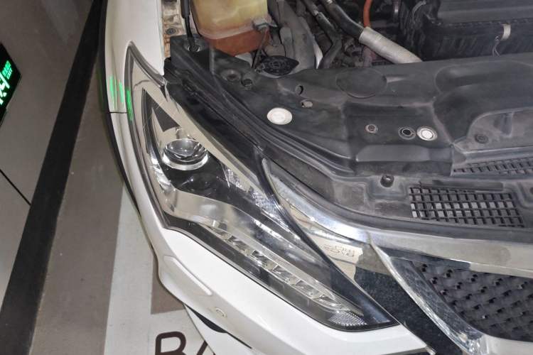 Used BYD Tang New Energy 2015 2.0T Four-Wheel-Drive Flagship Model Right Front Headlight