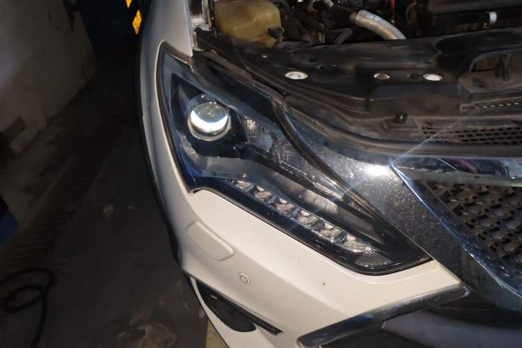 Used BYD Tang New Energy 2015 2.0T Four-Wheel-Drive Flagship Model Right Front Headlight