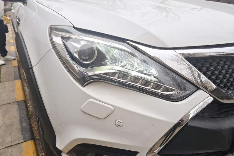 Used BYD Tang New Energy 2015 2.0T Four-Wheel-Drive Flagship Model Right Front Headlight