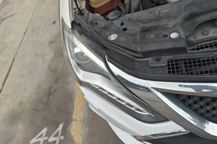 Used BYD Tang New Energy 2015 2.0T Four-Wheel-Drive Flagship Model Right Front Headlight