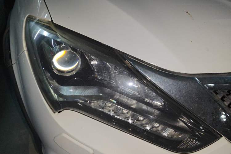 Used BYD Tang New Energy 2015 2.0T Four-Wheel-Drive Flagship Model Right Front Headlight