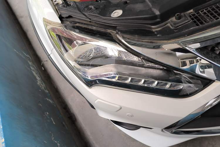Used BYD Tang New Energy 2015 2.0T Four-Wheel-Drive Flagship Model Right Front Headlight