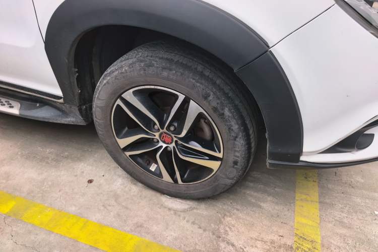 Used BYD Tang New Energy 2015 2.0T Four-Wheel-Drive Flagship Model Right Front Wheel Hub