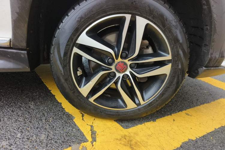 Used BYD Tang New Energy 2015 2.0T Four-Wheel-Drive Flagship Model Right Front Wheel Hub