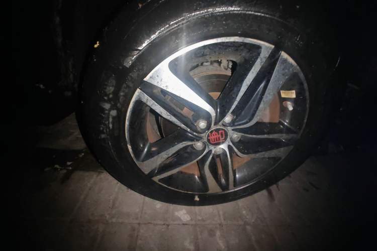 Used BYD Tang New Energy 2015 2.0T Four-Wheel-Drive Flagship Model Right Front Wheel Hub