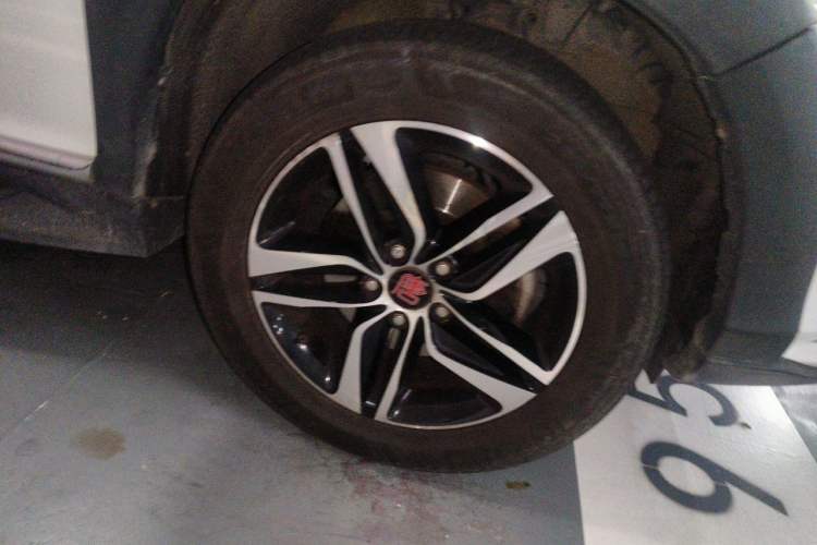 Used BYD Tang New Energy 2015 2.0T Four-Wheel-Drive Flagship Model Right Front Wheel Hub