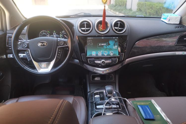 Used BYD Tang New Energy 2015 2.0T Four-Wheel-Drive Flagship Model Center Console