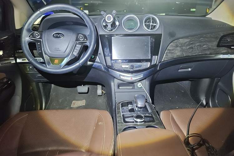Used BYD Tang New Energy 2015 2.0T Four-Wheel-Drive Flagship Model Center Console