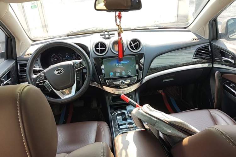 Used BYD Tang New Energy 2015 2.0T Four-Wheel-Drive Flagship Model Center Console