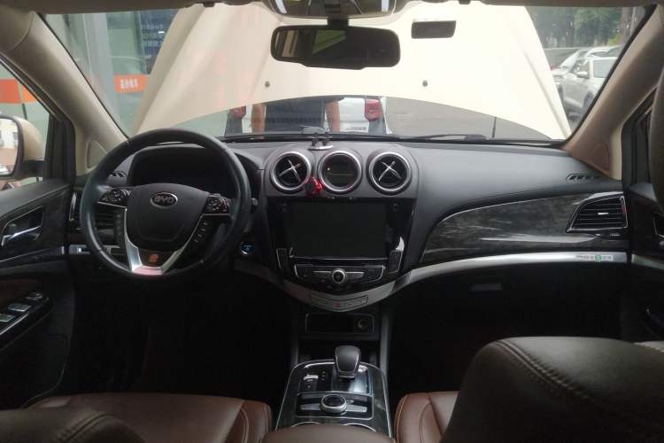 Used BYD Tang New Energy 2015 2.0T Four-Wheel-Drive Flagship Model Center Console
