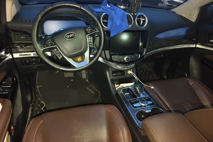 Used BYD Tang New Energy 2015 2.0T Four-Wheel-Drive Flagship Model Center Console